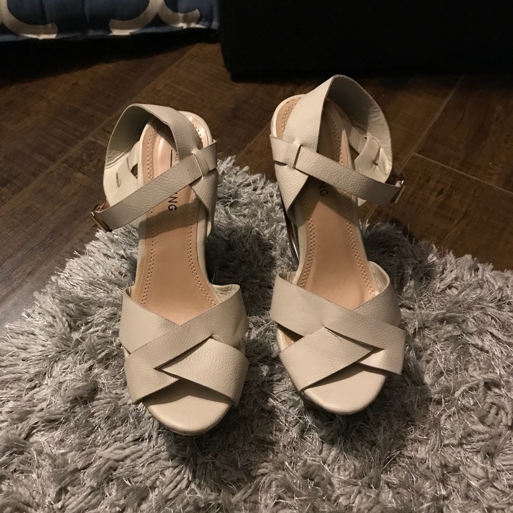 Call it Spring Wedges - Picture 2 of 3